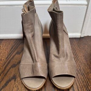 Kelsi Dagger Women’s Peep Toe Block High Heel Pull On Booties Size 7